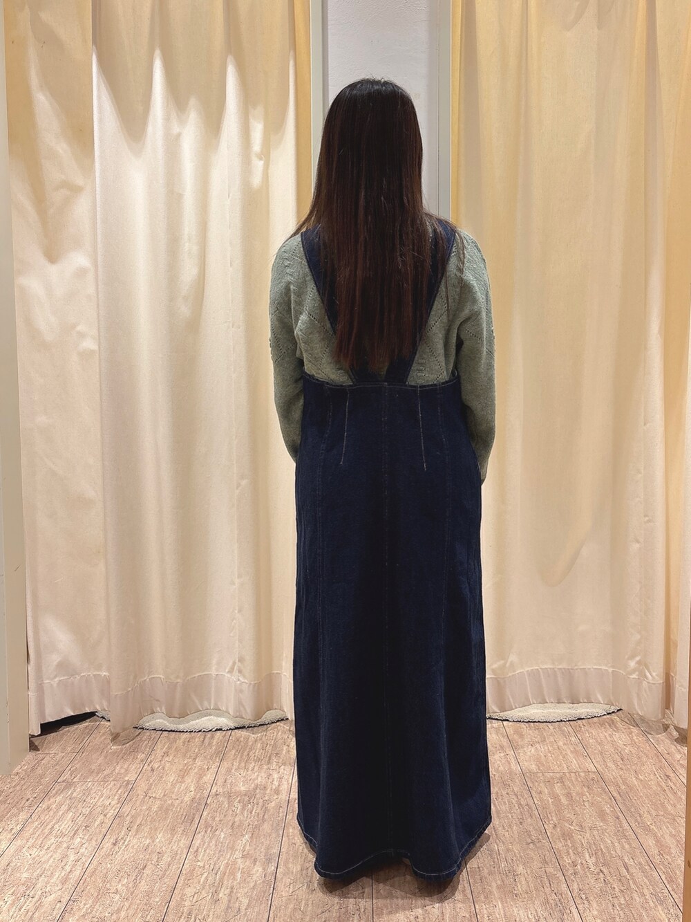 ブルー系のワンピース、グリーン系のニット/セーターを着用したレディースの秋コーディネートの3枚目の写真