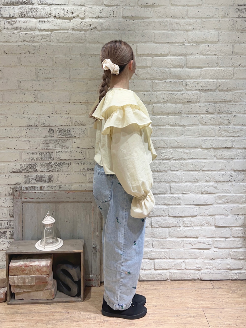 ブルー系のその他パンツ、イエロー系のシャツ/ブラウス、ホワイト系のTシャツ/カットソーを着用したレディースの春コーディネートの2枚目の写真