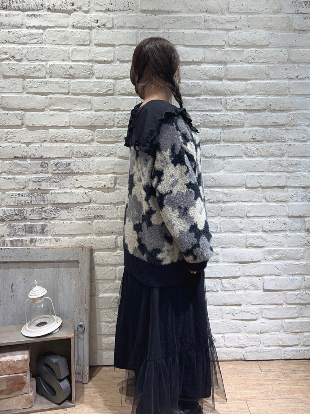 ブラック系のスカート、ブラック系のカーディガン/ボレロ、ブラック系のシャツ/ブラウスを着用したレディースの秋コーディネートの2枚目の写真