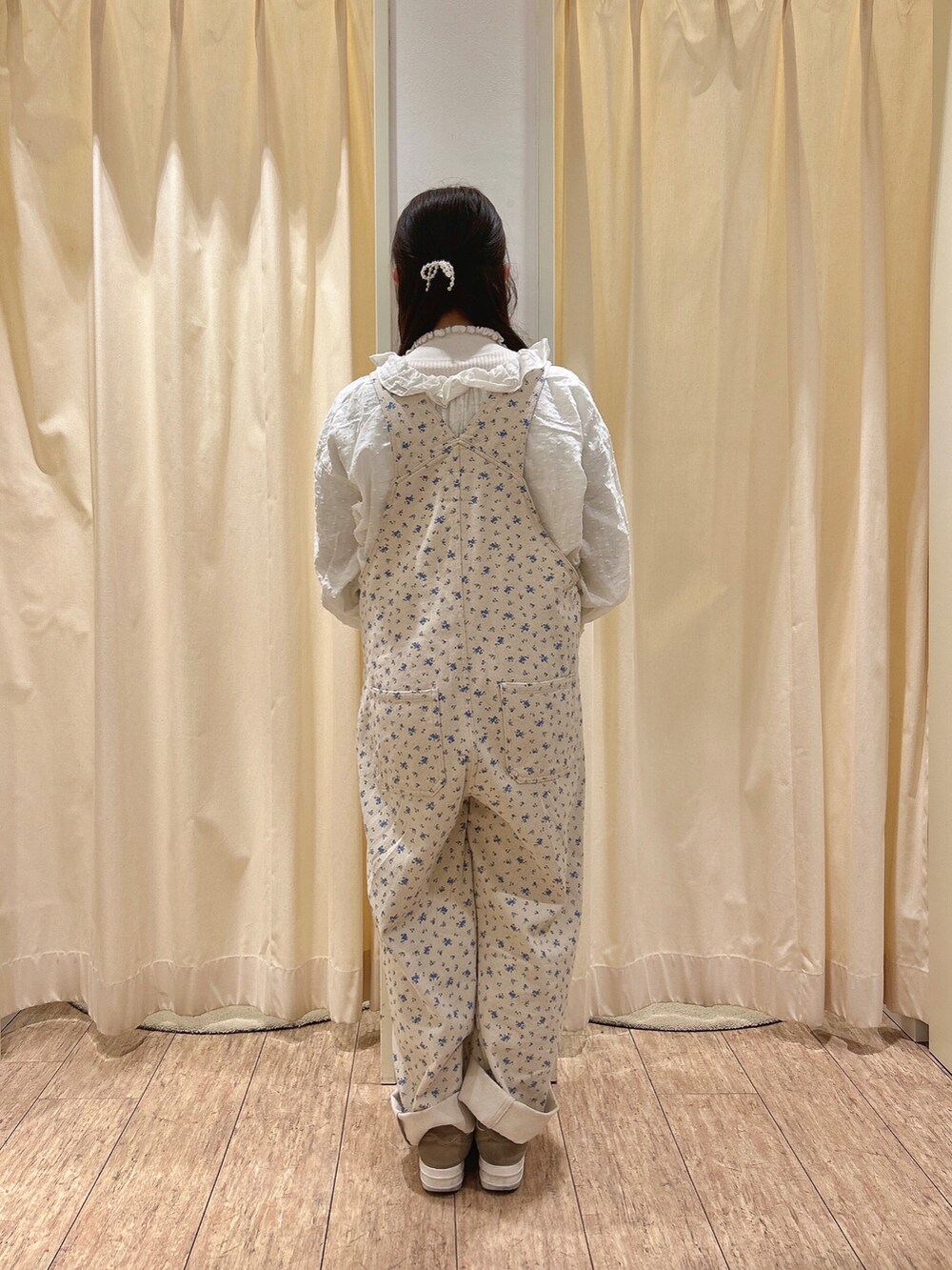 ホワイト系のニット/セーターを着用したレディースの冬コーディネートの3枚目の写真