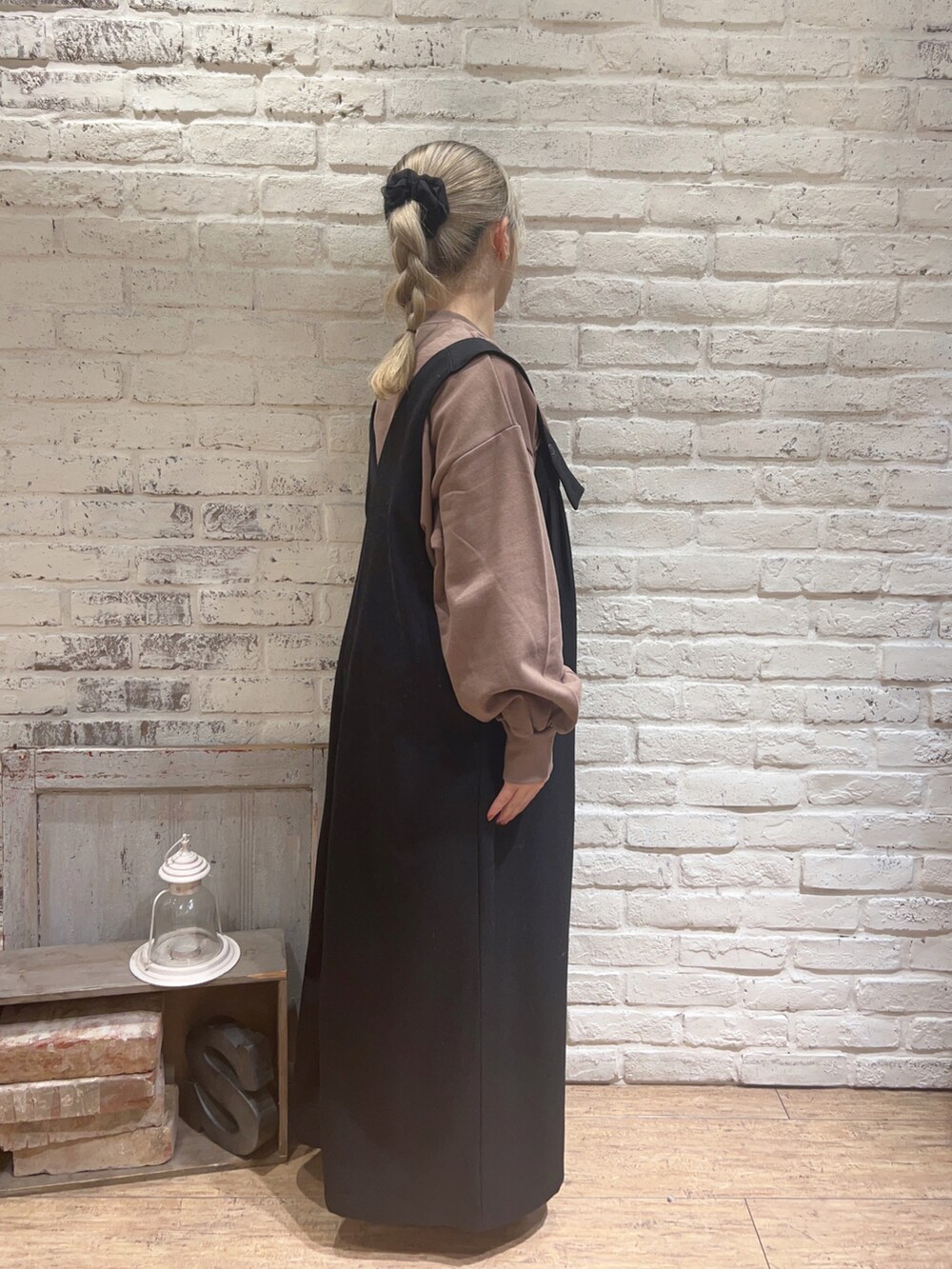 ブラウン系のTシャツ/カットソー、ブラック系のサロペット/オーバーオールを着用したレディースの冬コーディネートの2枚目の写真