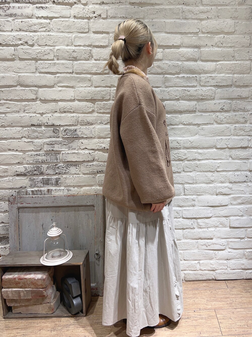 ベージュ系のニット/セーター、ベージュ系のスカート、ピンク系のニット/セーターを着用したレディースの冬コーディネートの3枚目の写真