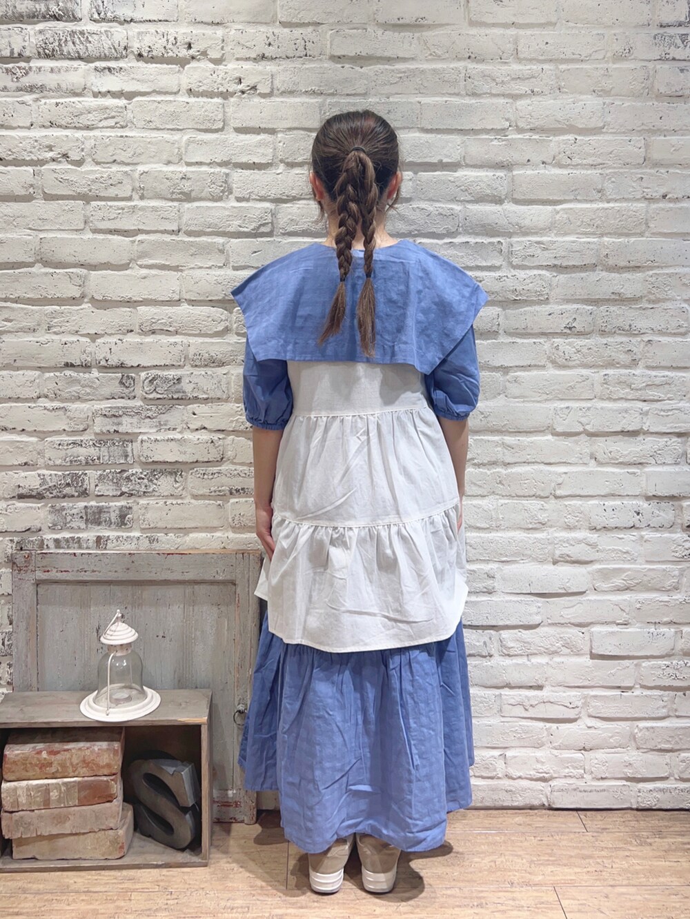 ブルー系のワンピース、ホワイト系のシャツ/ブラウスを着用したレディースの夏コーディネートの3枚目の写真