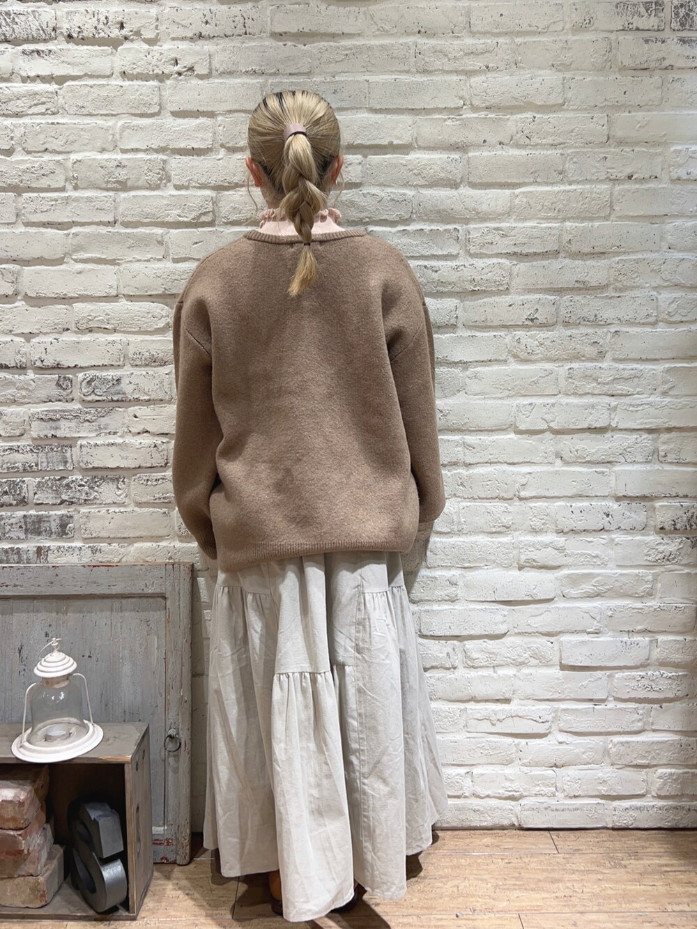 ベージュ系のニット/セーター、ベージュ系のスカート、ピンク系のニット/セーターを着用したレディースの冬コーディネートの2枚目の写真