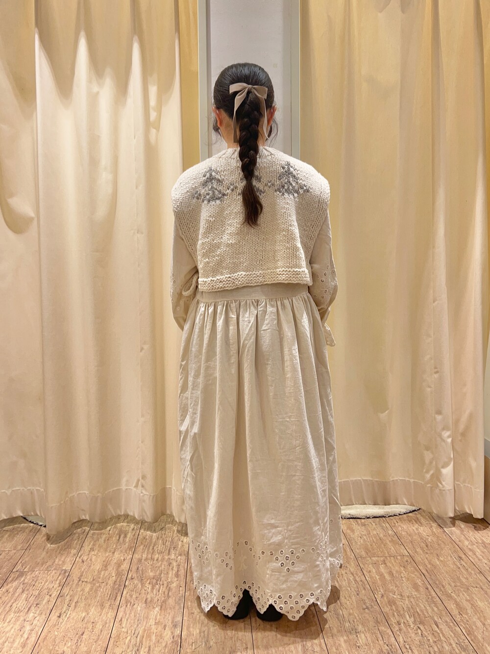 ブラウン系のドレスシューズ、ホワイト系のワンピース、ホワイト系のベストを着用したレディースの秋コーディネートの3枚目の写真