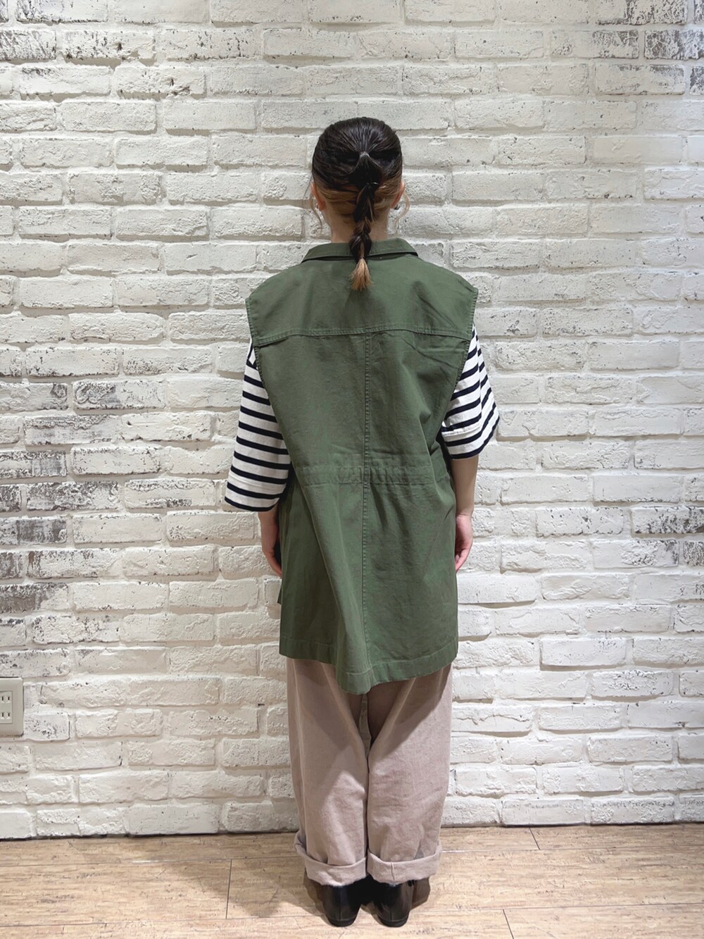 グリーン系のベスト、ホワイト系のTシャツ/カットソー、ベージュ系のその他パンツを着用したレディースの秋コーディネートの3枚目の写真