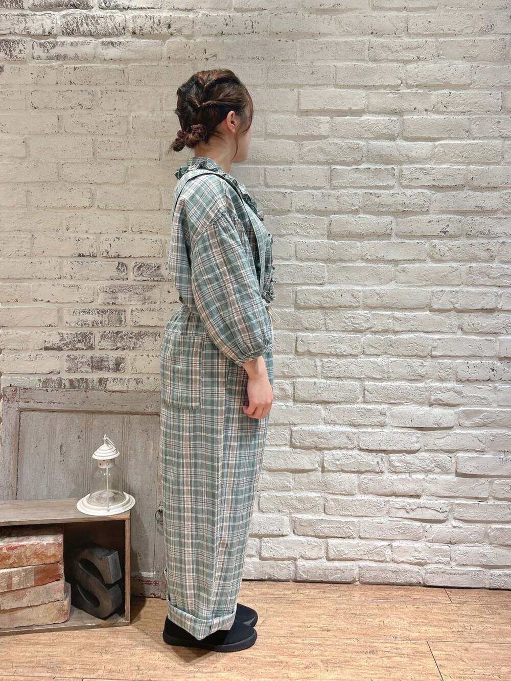 グリーン系のその他パンツ、ブルー系のシャツ/ブラウス、ホワイト系のハンドバッグを着用したレディースの春コーディネートの2枚目の写真