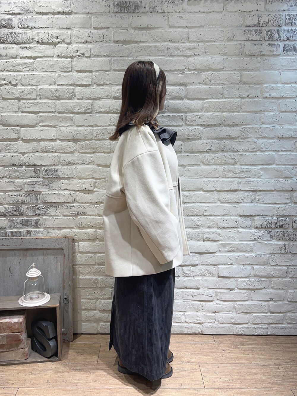 グレー系のシャツ/ブラウス、ホワイト系のその他アウター、ブルー系のスカートを着用したレディースの冬コーディネートの2枚目の写真