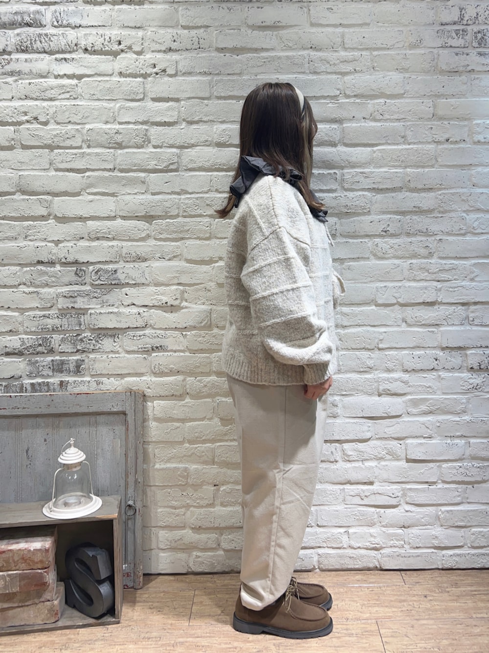 グレー系のシャツ/ブラウス、ホワイト系のカーディガン/ボレロ、ホワイト系のその他パンツを着用したレディースの冬コーディネートの2枚目の写真