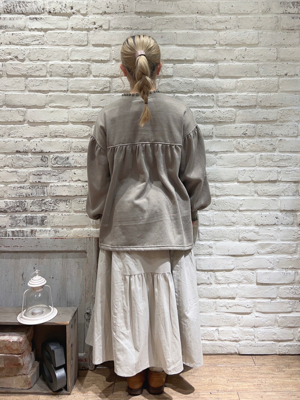 グレー系のTシャツ/カットソー、ベージュ系のスカートを着用したレディースの冬コーディネートの3枚目の写真