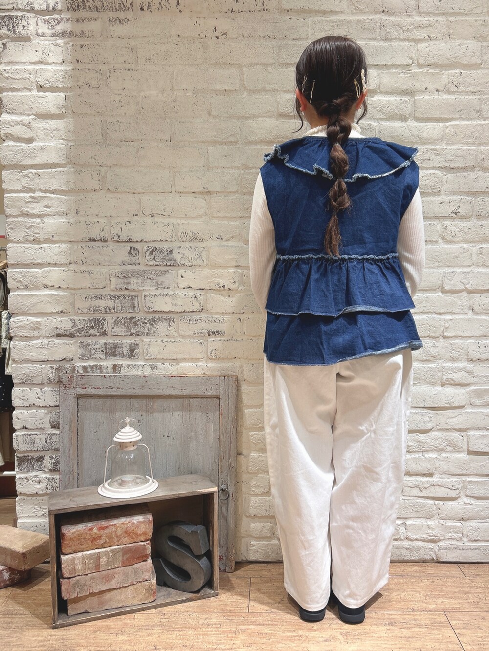 ブルー系のベスト、ホワイト系のその他パンツ、ホワイト系のニット/セーターを着用したレディースの冬コーディネートの3枚目の写真