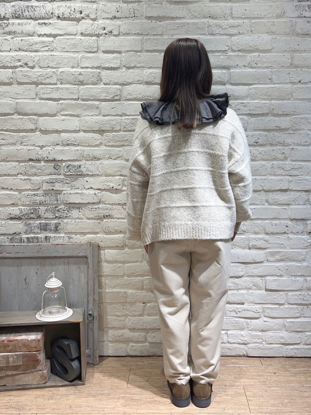 グレー系のシャツ/ブラウス、ホワイト系のカーディガン/ボレロ、ホワイト系のその他パンツを着用したレディースの冬コーディネートの3枚目の写真