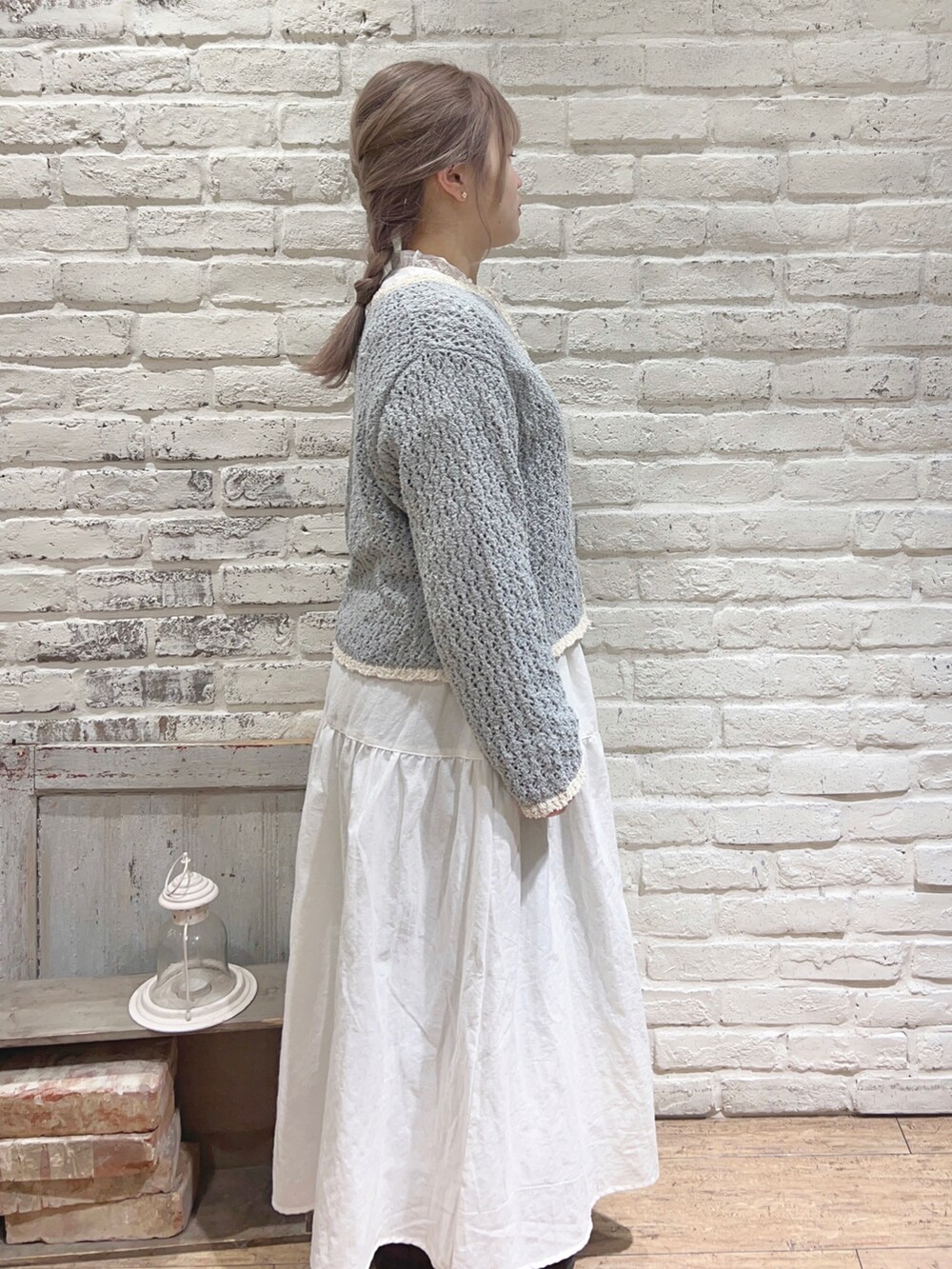 ホワイト系のスカート、ブルー系のカーディガン/ボレロを着用したレディースの春コーディネートの2枚目の写真