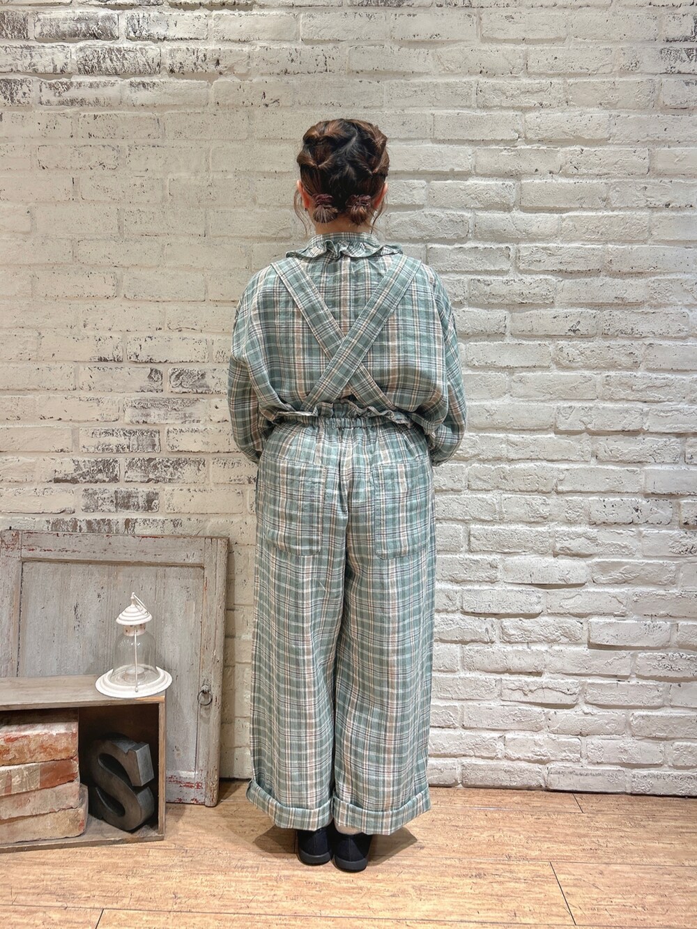 グリーン系のその他パンツ、ブルー系のシャツ/ブラウス、ホワイト系のハンドバッグを着用したレディースの春コーディネートの3枚目の写真