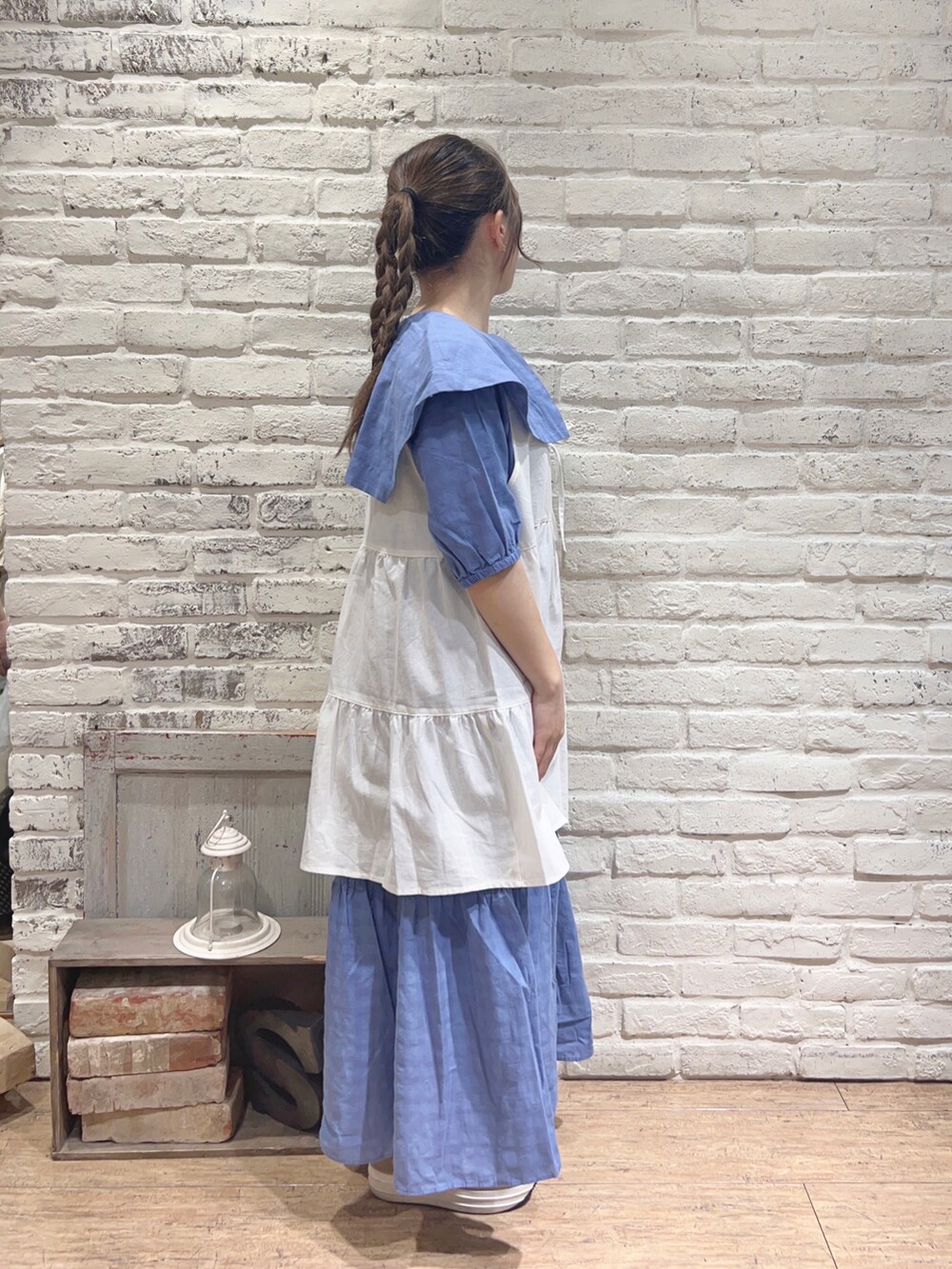 ブルー系のワンピース、ホワイト系のシャツ/ブラウスを着用したレディースの夏コーディネートの2枚目の写真