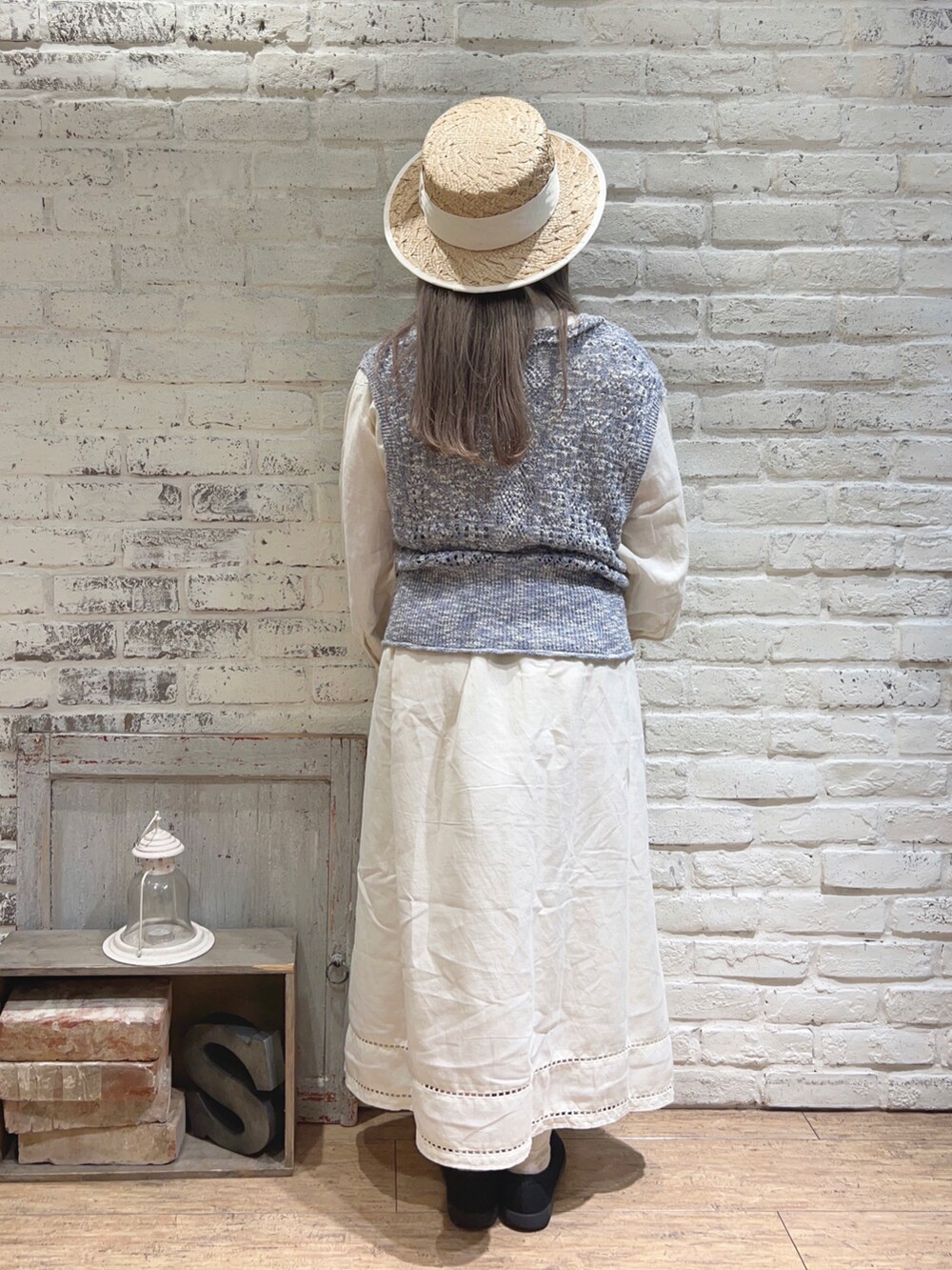 ブルー系のニット/セーター、ホワイト系のワンピースを着用したレディースの春コーディネートの3枚目の写真