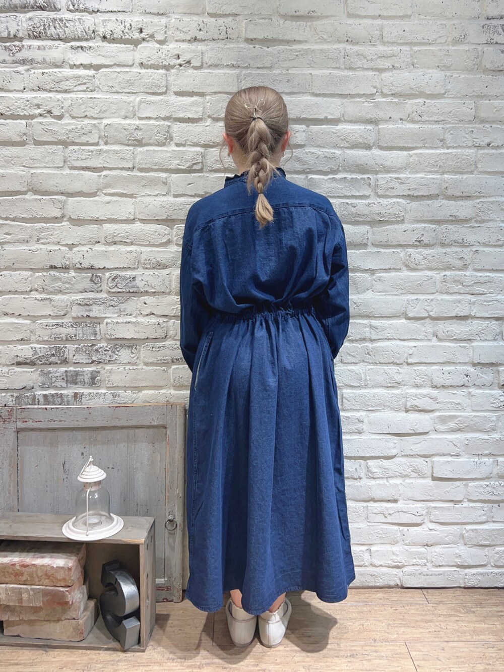 ブルー系のワンピース、ホワイト系のパンプス、ホワイト系のハンドバッグを着用したレディースの春コーディネートの3枚目の写真