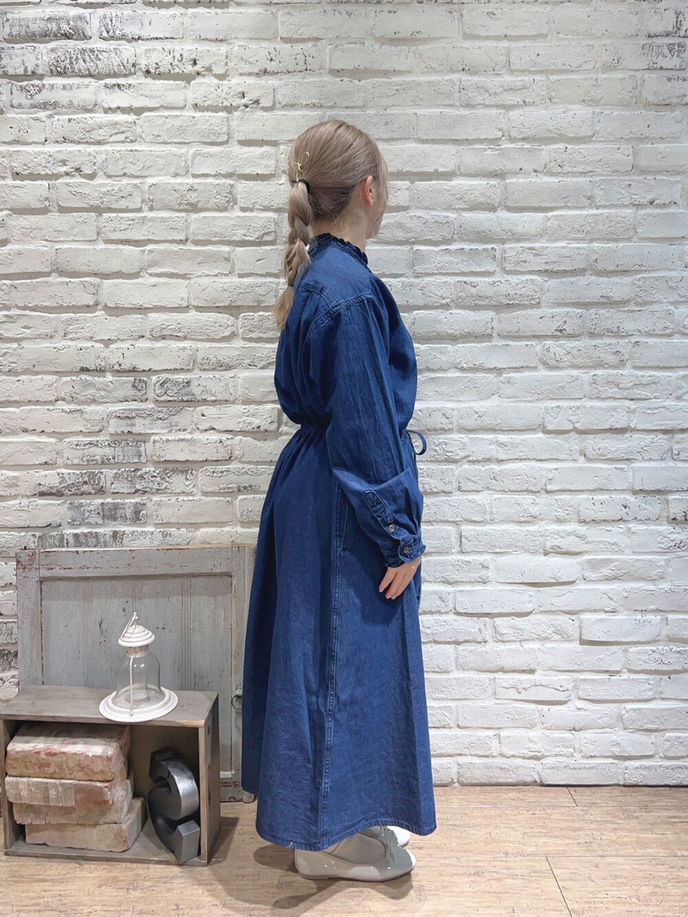 ブルー系のワンピース、ホワイト系のパンプス、ホワイト系のハンドバッグを着用したレディースの春コーディネートの2枚目の写真