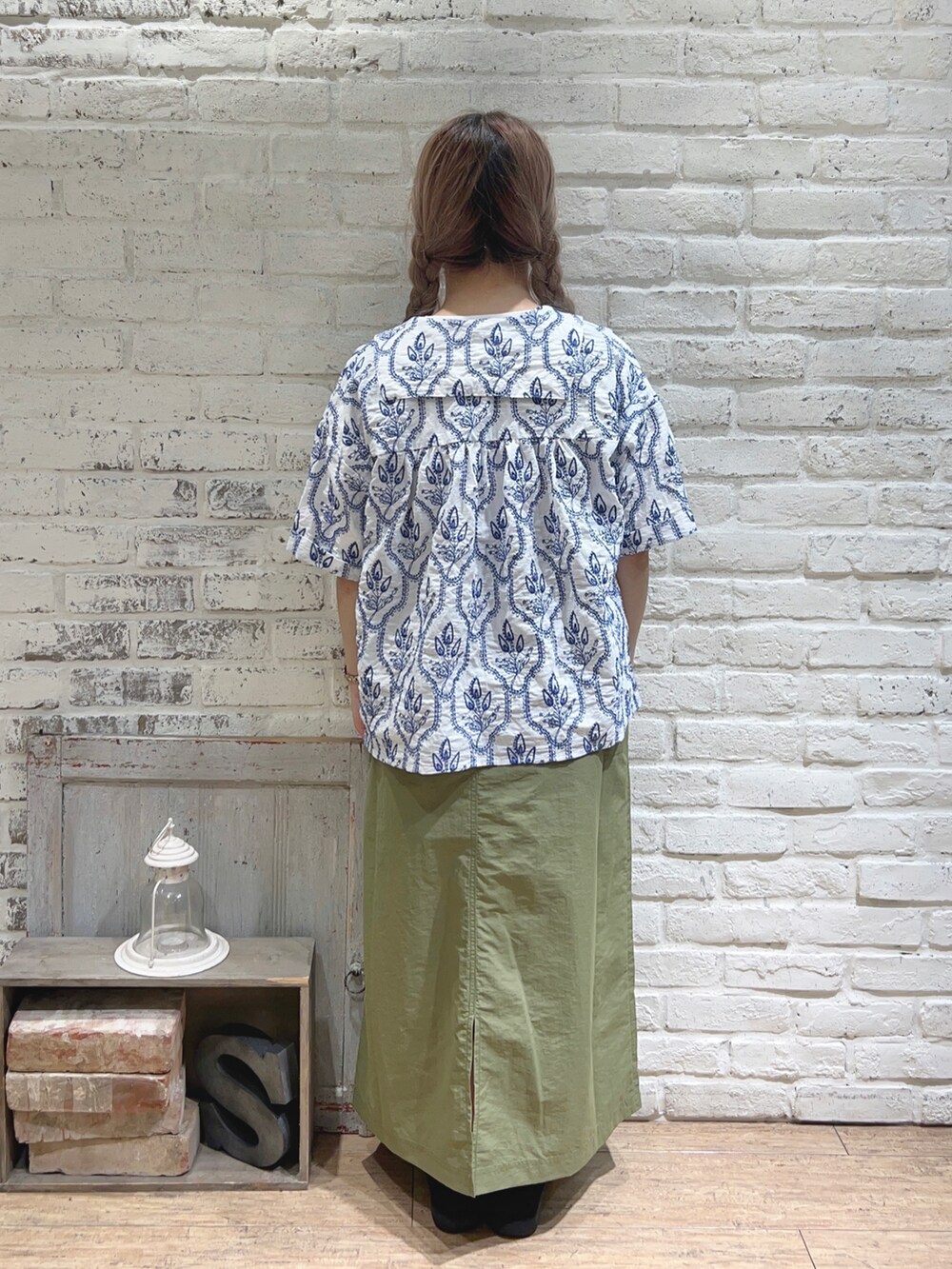 ホワイト系のシャツ/ブラウス、グリーン系のスカート、ホワイト系のTシャツ/カットソーを着用したレディースの春コーディネートの3枚目の写真