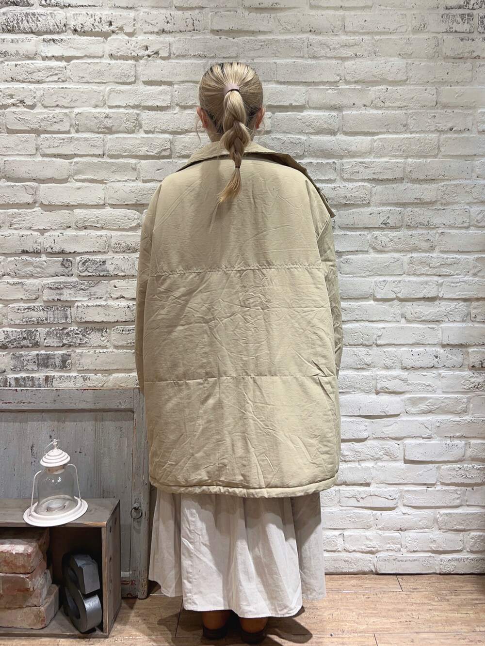 ベージュ系のその他アウター、グレー系のTシャツ/カットソー、ベージュ系のスカートを着用したレディースの冬コーディネートの3枚目の写真