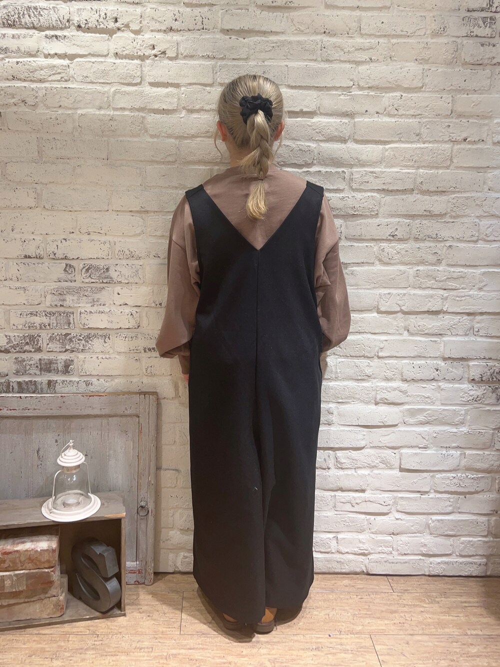 ブラウン系のTシャツ/カットソー、ブラック系のサロペット/オーバーオールを着用したレディースの冬コーディネートの3枚目の写真