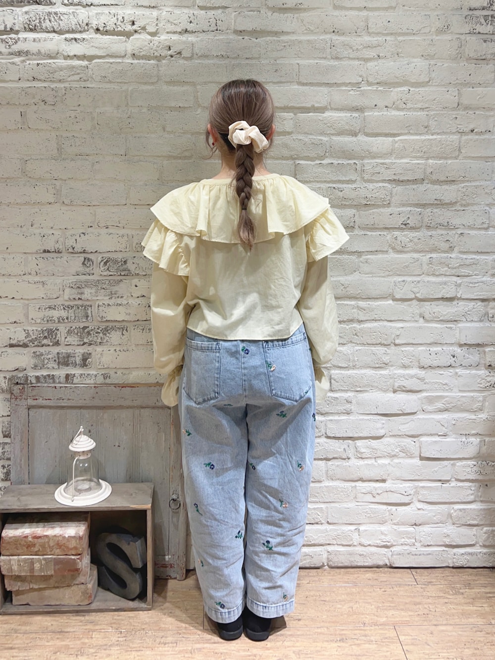 ブルー系のその他パンツ、イエロー系のシャツ/ブラウス、ホワイト系のTシャツ/カットソーを着用したレディースの春コーディネートの3枚目の写真