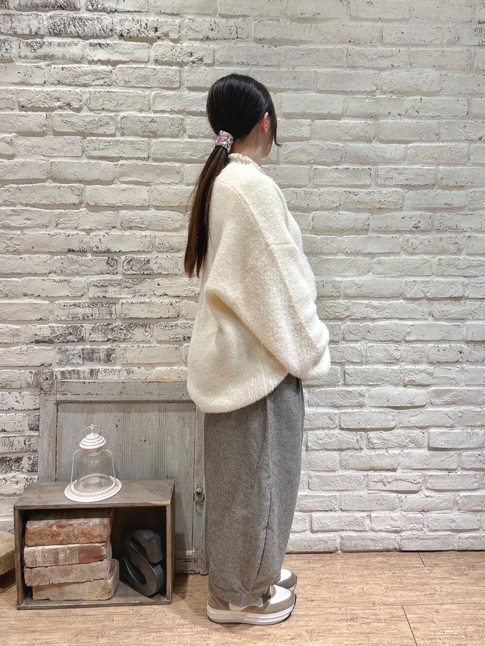 ホワイト系のニット/セーター、ブラック系のその他パンツ、ホワイト系のニット/セーターを着用したレディースの冬コーディネートの2枚目の写真