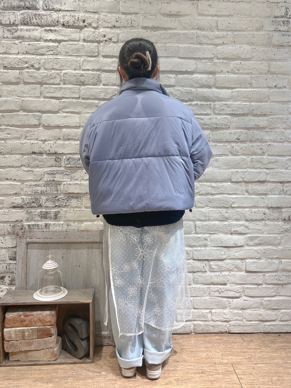 ホワイト系のスカート、ブルー系のその他パンツを着用したレディースの冬コーディネートの3枚目の写真