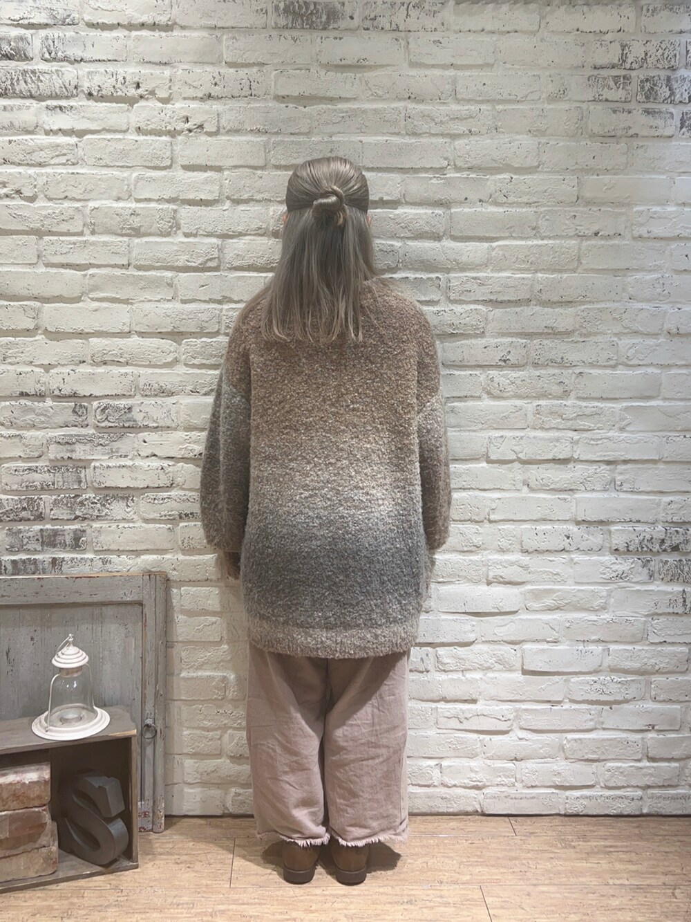 ベージュ系のニット/セーター、ベージュ系のその他パンツ、ホワイト系のハンドバッグを着用したレディースの冬コーディネートの3枚目の写真