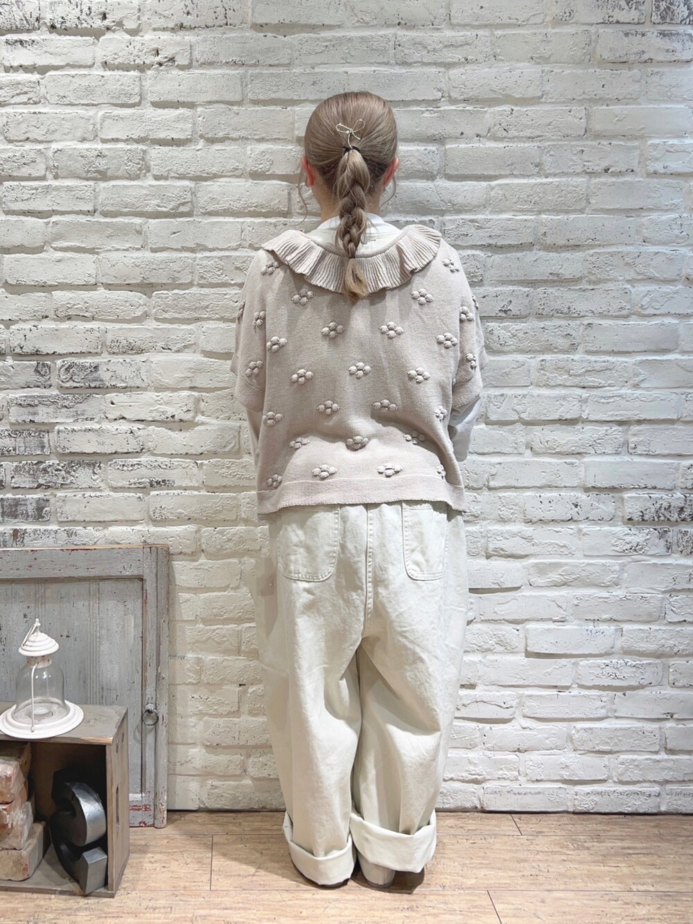 ホワイト系のその他パンツ、ベージュ系のベスト、ホワイト系のTシャツ/カットソーを着用したレディースの春コーディネートの3枚目の写真
