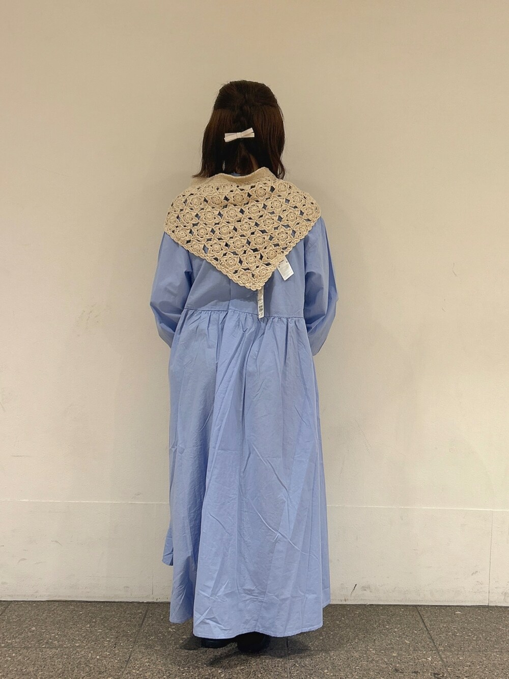 ホワイト系のハンドバッグ、ブルー系のワンピース、ホワイト系のネックレスを着用したレディースの春コーディネートの3枚目の写真