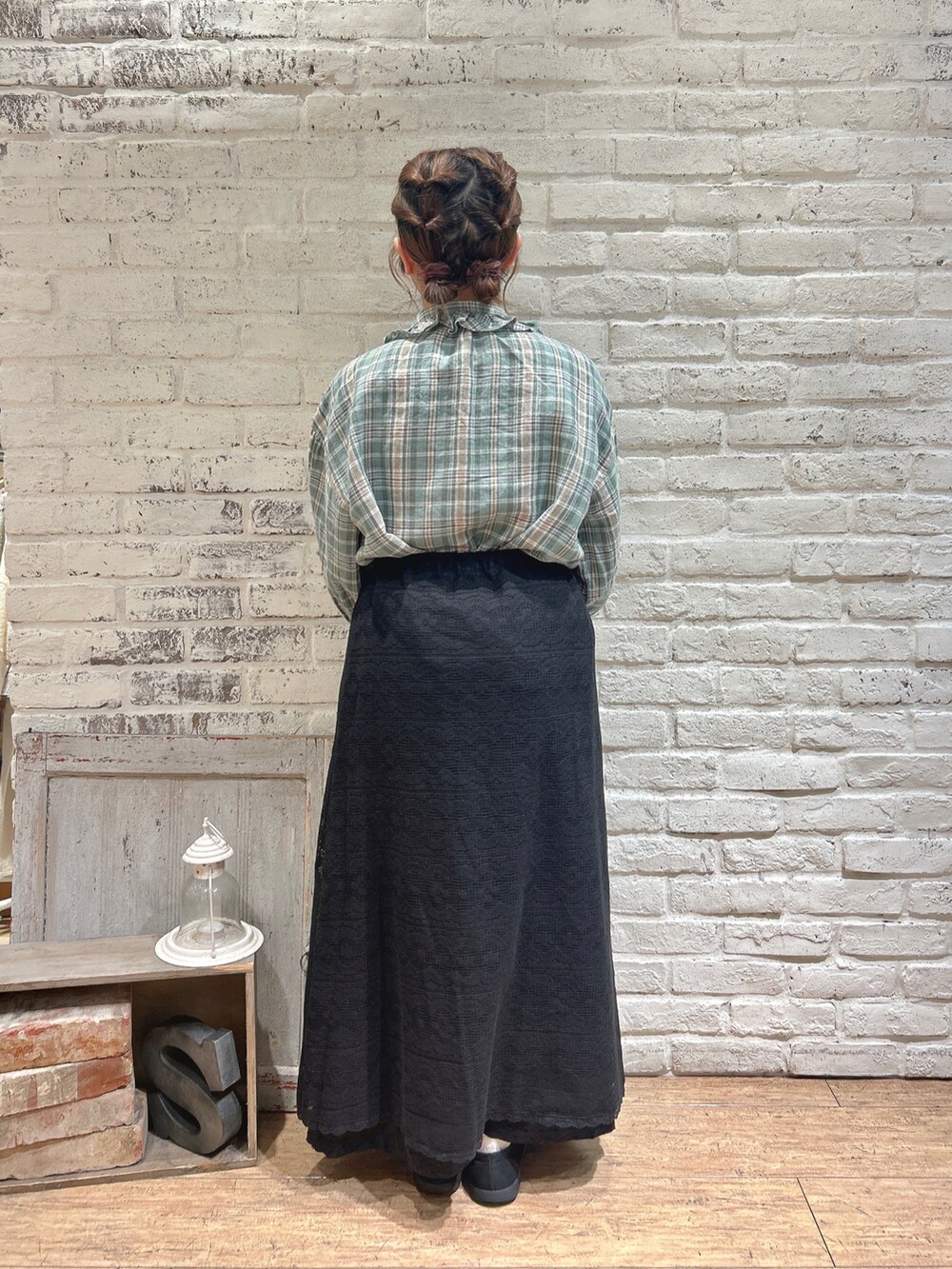 ブルー系のシャツ/ブラウス、ホワイト系のハンドバッグを着用したレディースの春コーディネートの3枚目の写真