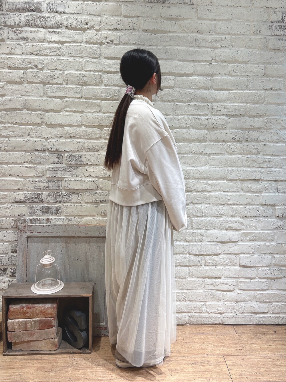 ホワイト系のワンピース、ホワイト系のTシャツ/カットソーを着用したレディースの冬コーディネートの2枚目の写真