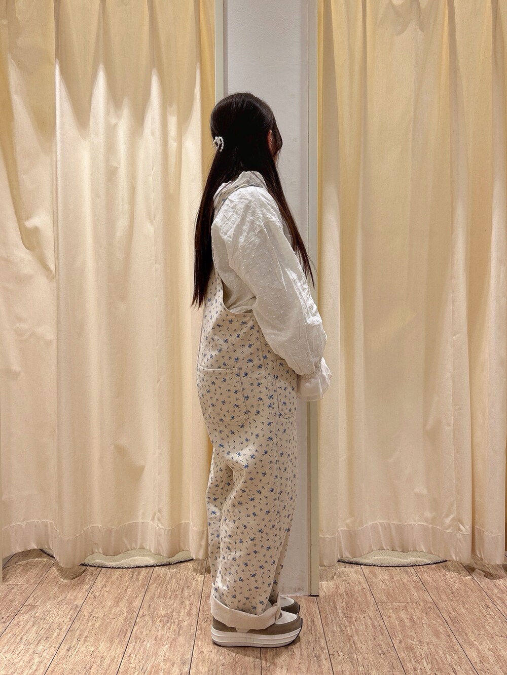 ホワイト系のニット/セーターを着用したレディースの冬コーディネートの2枚目の写真