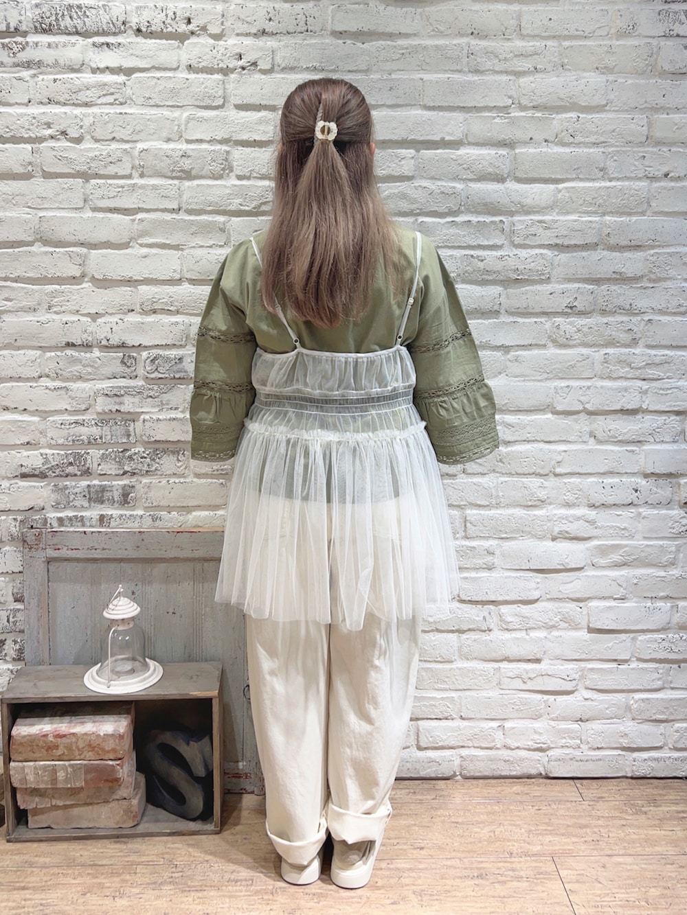 グリーン系のTシャツ/カットソー、ホワイト系のその他パンツ、ホワイト系のTシャツ/カットソーを着用したレディースの夏コーディネートの3枚目の写真