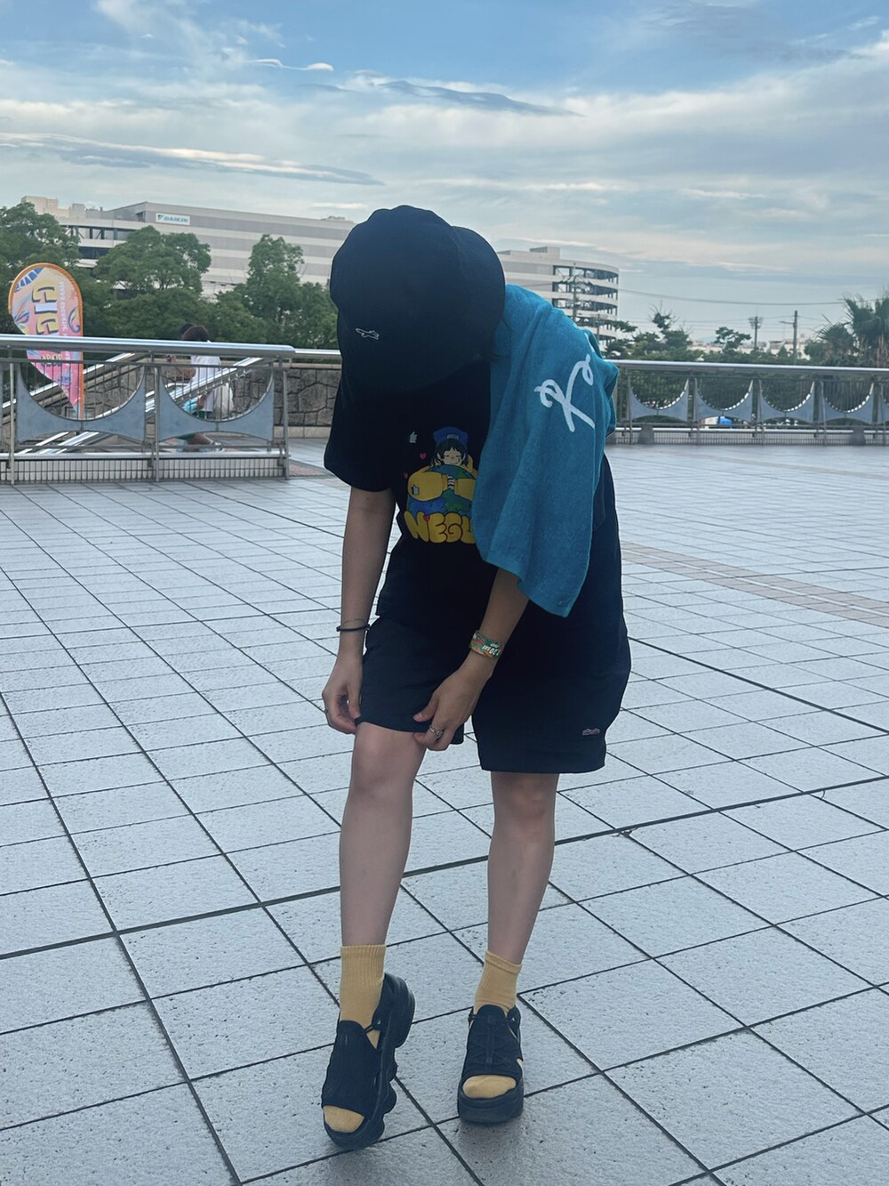 ブラック系のサンダル、ブラック系のカーゴパンツ、ブラック系のサングラスを着用したレディースの秋コーディネートの2枚目の写真