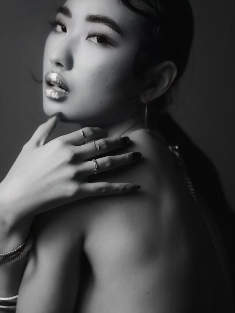 ゴールド系のバングル/リストバンド、ゴールド系のネックレス、ゴールド系のネックレスを着用したレディースの春コーディネートの2枚目の写真