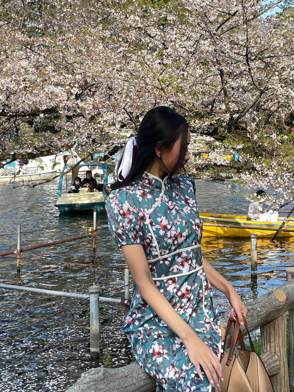 ブルー系のワンピース/ドレスを着用したレディースの秋コーディネートの4枚目の写真