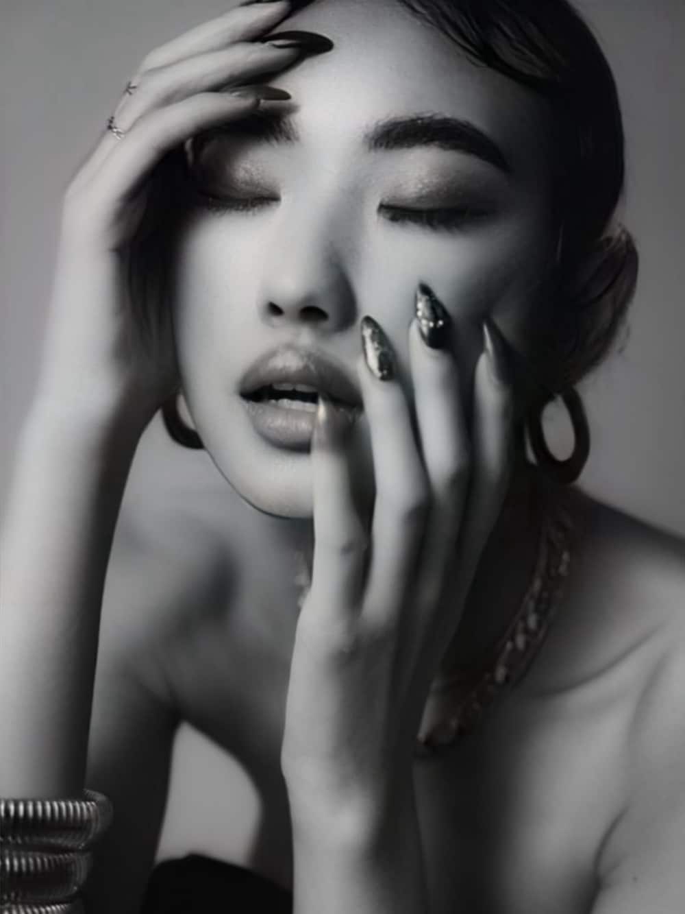 ゴールド系のバングル/リストバンド、ゴールド系のネックレス、ゴールド系のネックレスを着用したレディースの春コーディネートの4枚目の写真