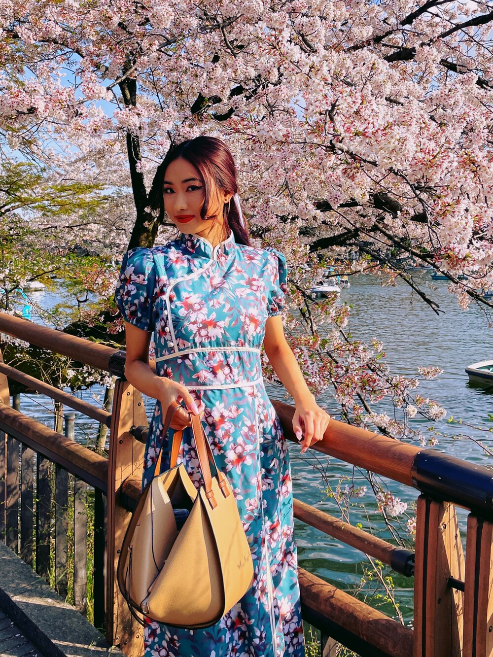 ブルー系のワンピース/ドレスを着用したレディースの秋コーディネートの2枚目の写真