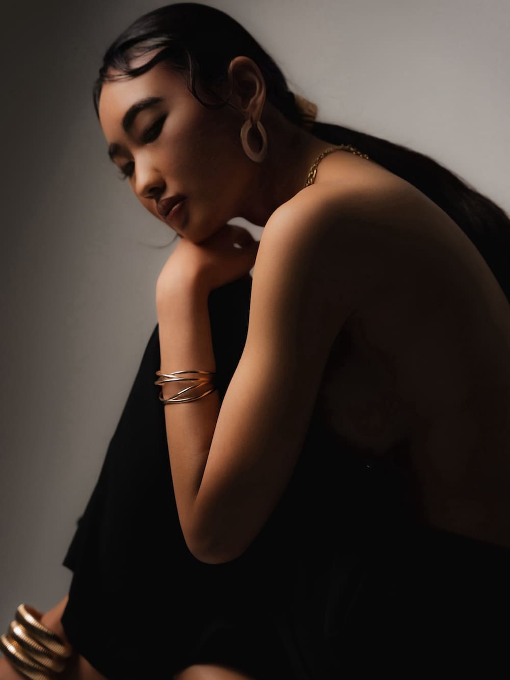 ゴールド系のバングル/リストバンド、ゴールド系のネックレス、ゴールド系のネックレスを着用したレディースの春コーディネートの5枚目の写真