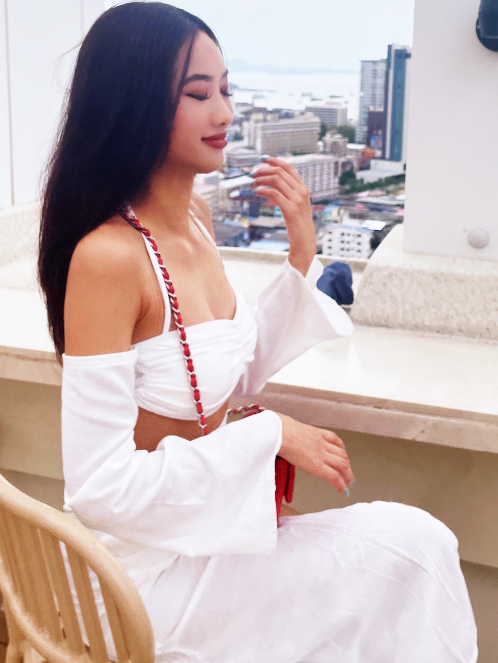 ホワイト系のつなぎ/オールインワン、レッド系のバッグ、ホワイト系のサングラスを着用したレディースの夏コーディネートの3枚目の写真