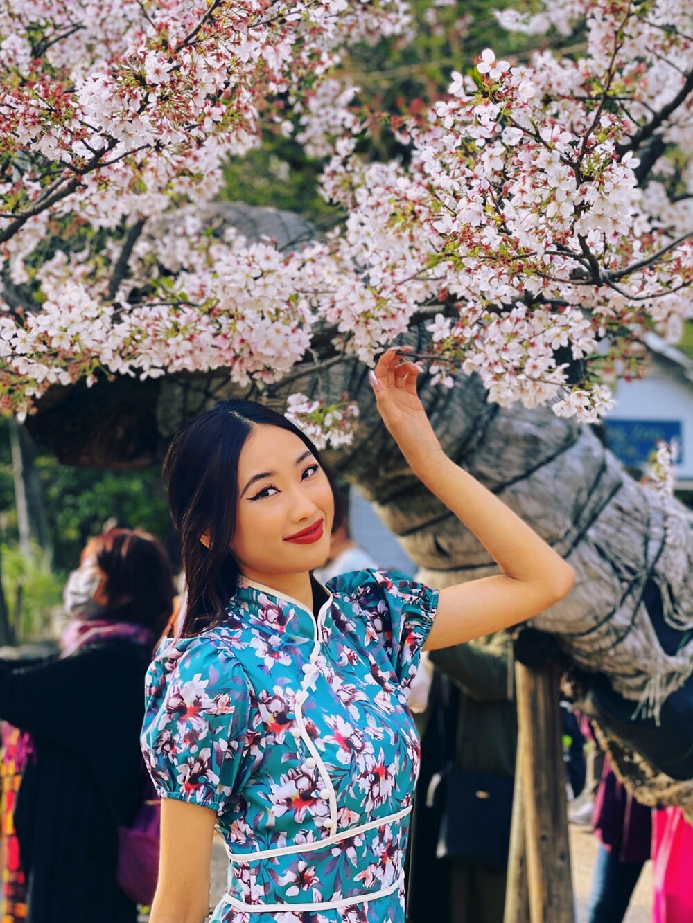 ブルー系のワンピース/ドレスを着用したレディースの秋コーディネートの3枚目の写真