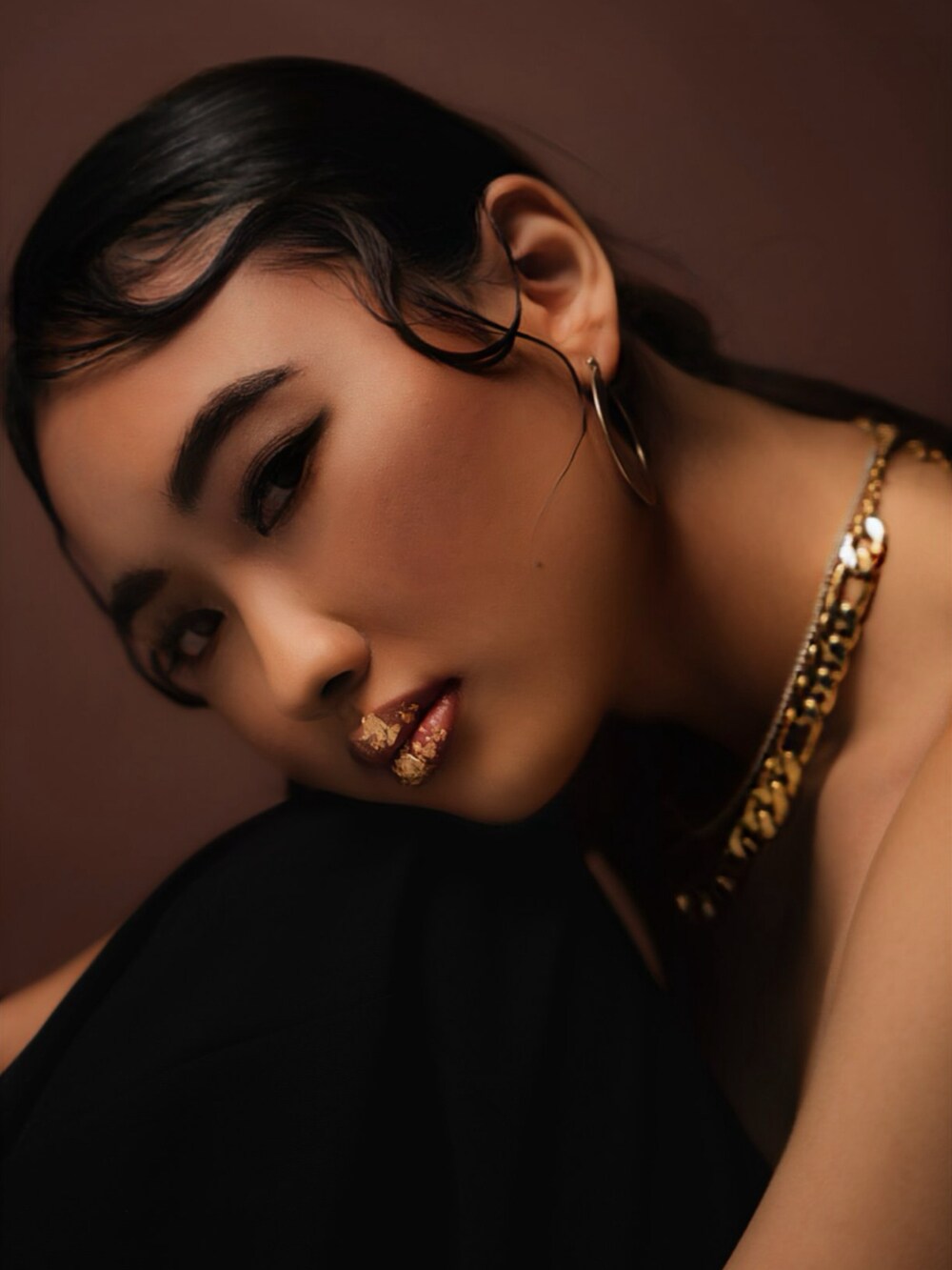 ゴールド系のバングル/リストバンド、ゴールド系のネックレス、ゴールド系のネックレスを着用したレディースの春コーディネートの3枚目の写真