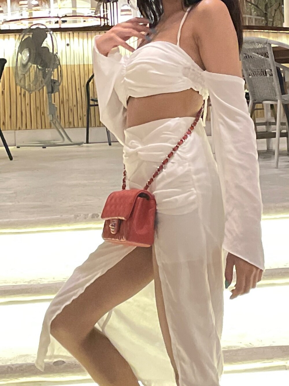 ホワイト系のつなぎ/オールインワン、レッド系のバッグ、ホワイト系のサングラスを着用したレディースの夏コーディネートの4枚目の写真