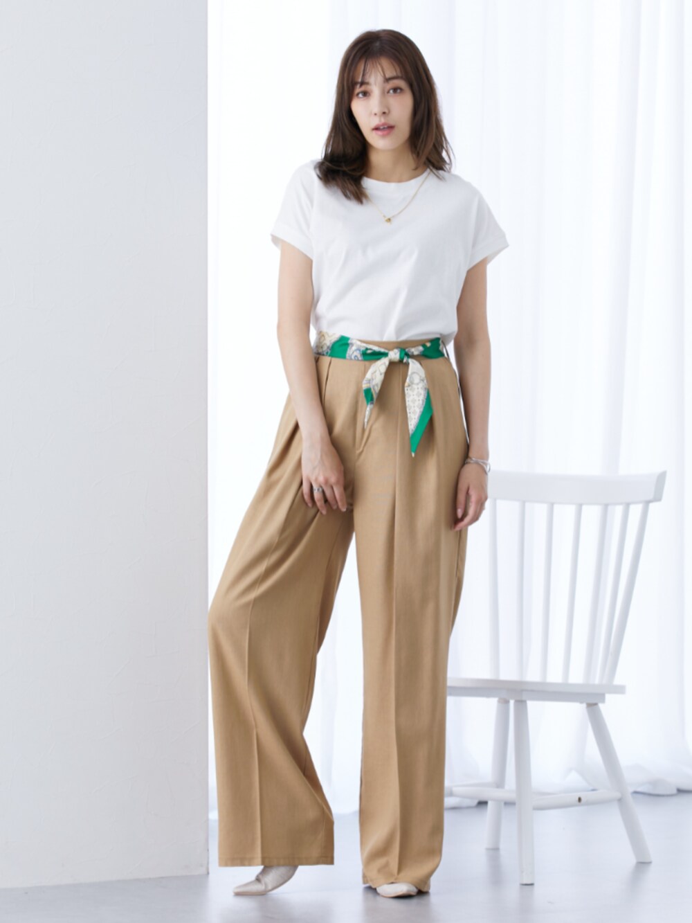 ホワイト系のTシャツ/カットソー、ベージュ系のその他パンツを着用したレディースの夏コーディネートの3枚目の写真