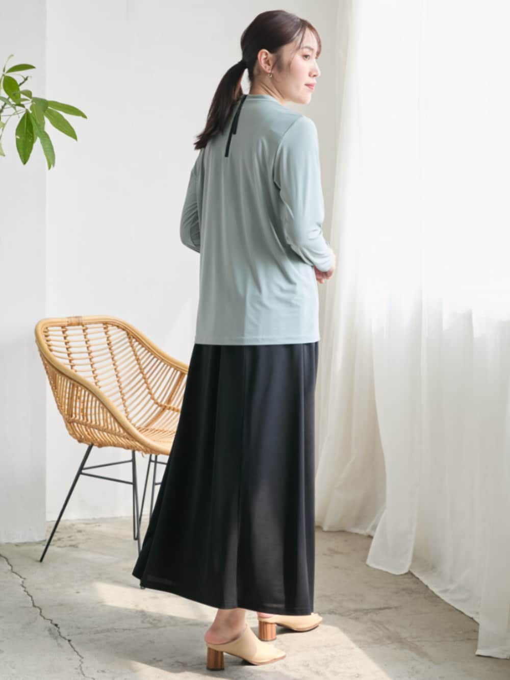 「Essenave、高身長、高身長女子、高身長コーデ、高身長レディースファッション、高身長女子コーデ、モデル、レギュラー、夏コーデ、ラッシュガード」｜「slattgirの高身長　接触冷感・UVカット２点セット（トップス＋スカート）（トールサイズ）（Tシャツ/カットソー、ブラック系）」を使った、nissen Tall Modelsさん（レディース・173cm）の春コーディネートの2枚目の写真