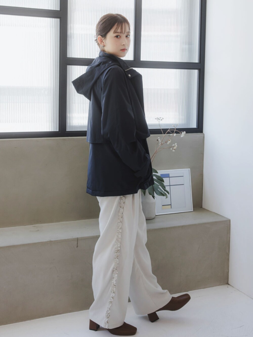 ホワイト系のニット/セーター、ホワイト系のその他パンツ、ホワイト系のニット/セーターを着用したレディースの秋コーディネートの3枚目の写真