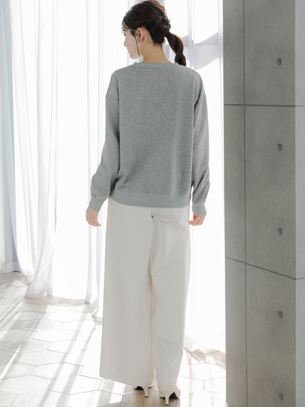 グレー系のTシャツ/カットソー、ホワイト系のその他パンツを着用したレディースの冬コーディネートの2枚目の写真