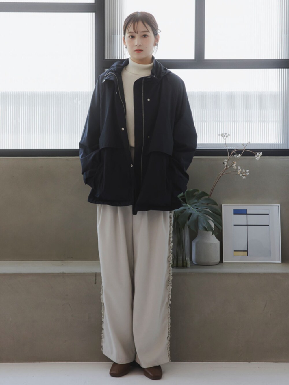 ホワイト系のニット/セーター、ホワイト系のその他パンツ、ホワイト系のニット/セーターを着用したレディースの秋コーディネートの2枚目の写真